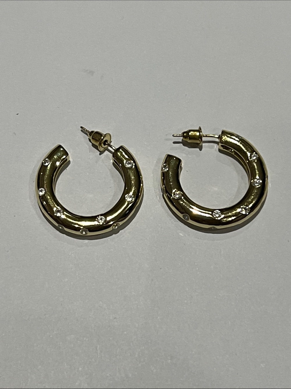 THICK ROUNDED GOLD HOOP EARRINGS W SCATTERED DIAMONDS   NWT  MEDIUM SIZE